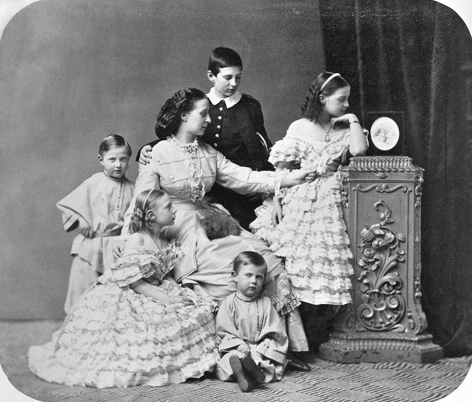 Princess_Alexandra_of_Saxe-Altenburg_with_five_of_her_children (1)
