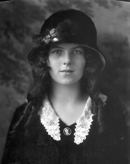 Loretta Hines, 1907 – costume cocktail