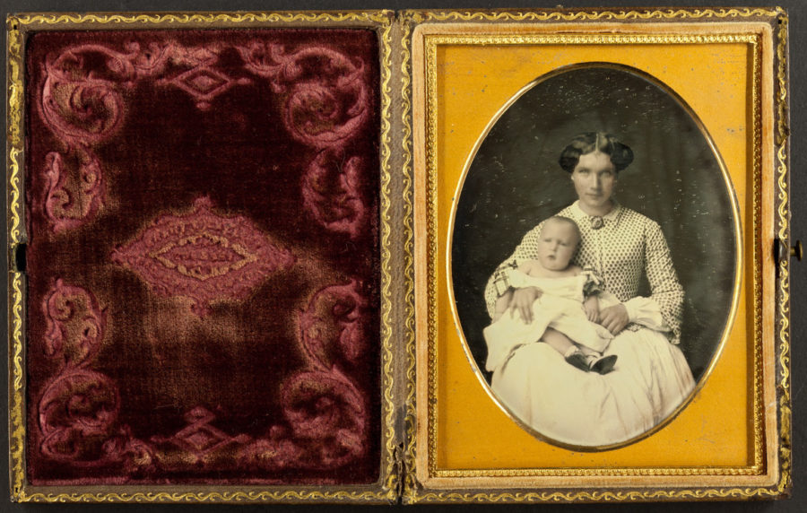 Brady's Gallery, Junge Frau mit Baby auf dem Schoß, koloriert (teilweise), MetallplatteVereinigte Staaten, rba_d036389_01.